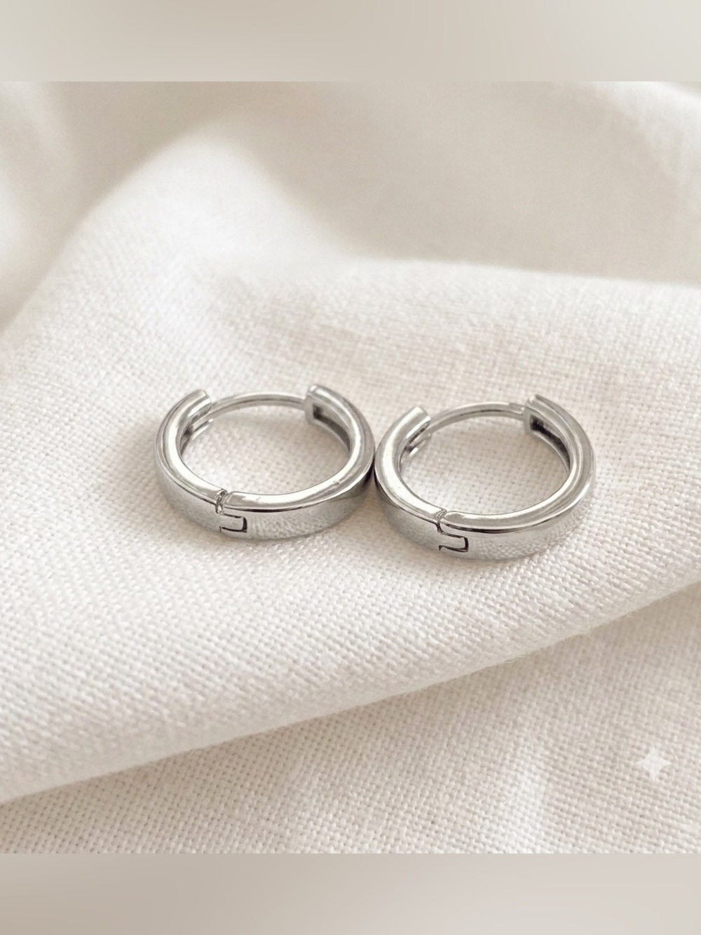 Silver plated women’s 12mm hoop Huggie earrings hypoallergenic - Picture 3 of 4